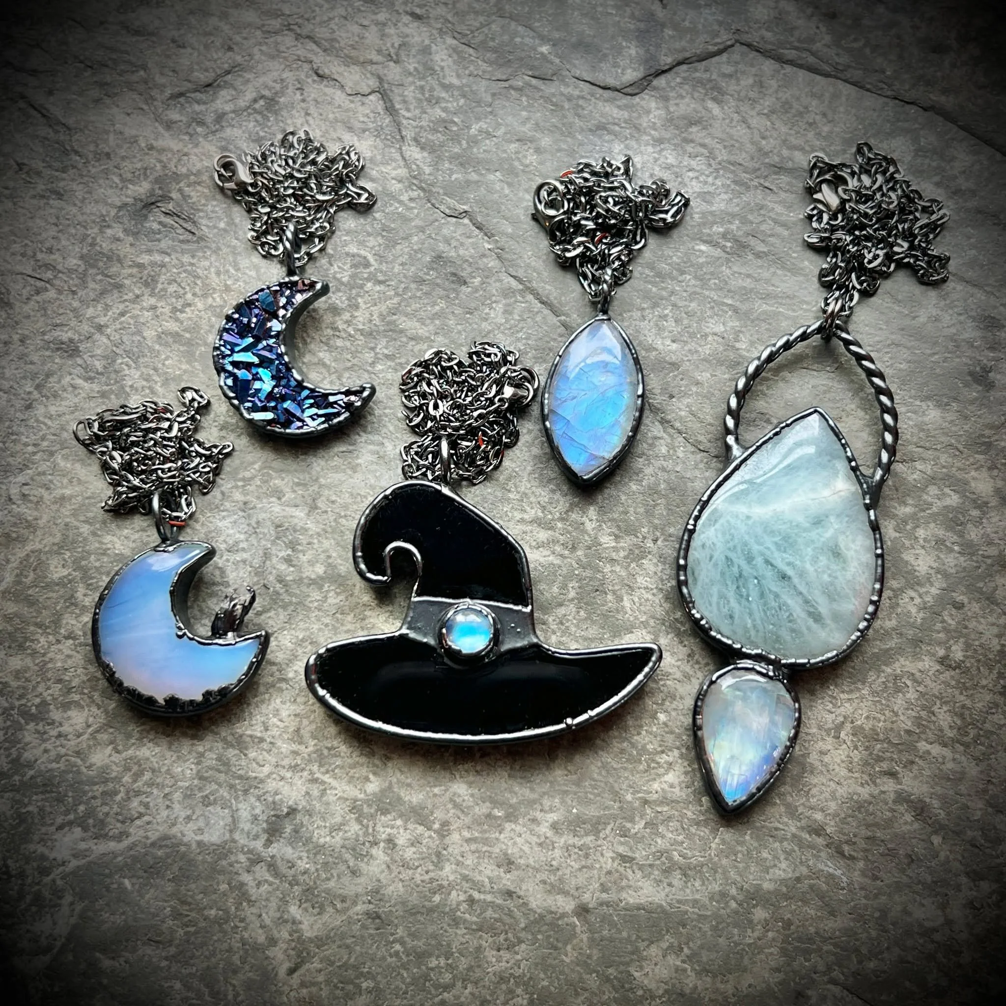 🥀 𝔏𝔬𝔳𝔢 𝔜𝔬𝔲 𝔱𝔬 𝔇𝔢𝔞𝔱𝔥 🥀 Artist Announcement 🎙 @mockingbirdlaneartistries 

Sarah Amendola of Mockingbird Lane Artistries is the creator of jewelry art that is heavily inspired by Halloween, Victorian times and Death. 
Her art is create