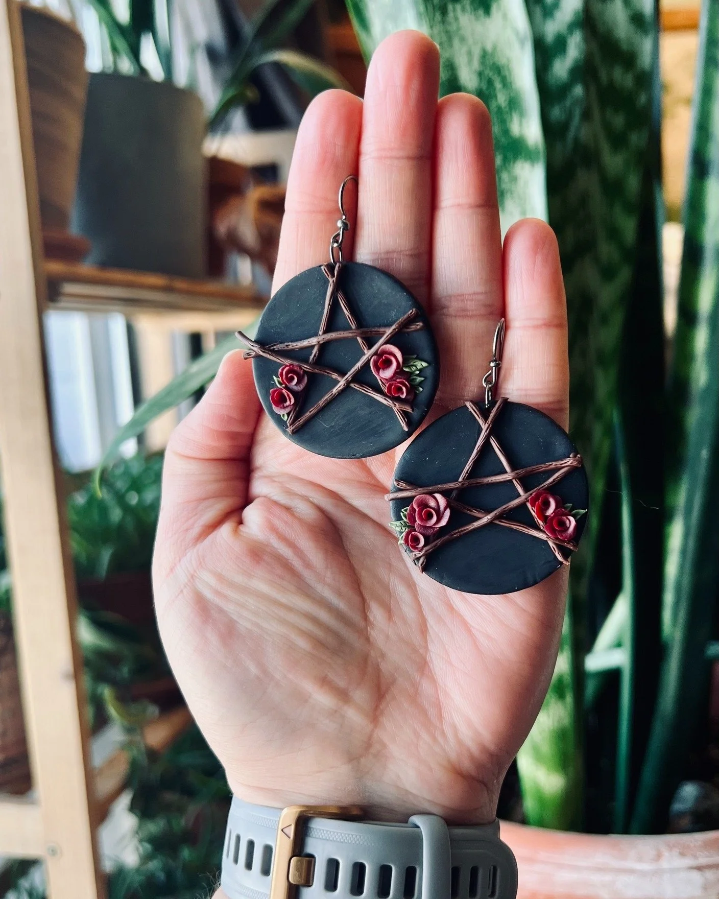 🥀 𝔏𝔬𝔳𝔢 𝔜𝔬𝔲 𝔱𝔬 𝔇𝔢𝔞𝔱𝔥 🥀 Artist Announcement 🎙 @wildbasinstudio 

All jewelry by Wild Basin Studio is handcrafted with polymer clay, where earthy enchantment meets dark romance. Using various techniques like hand sculpting, marbling, ca