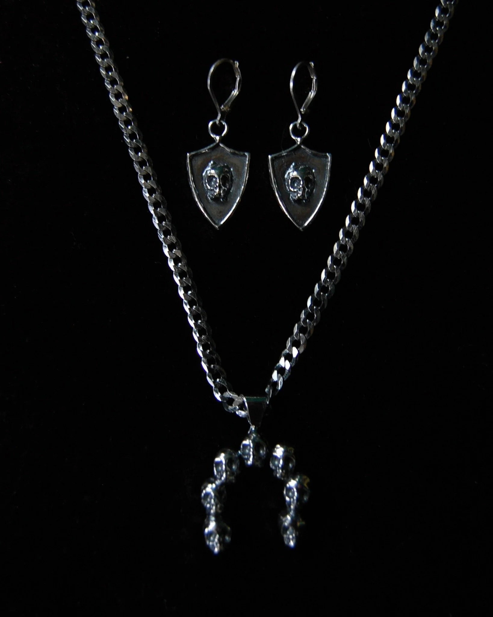 🥀 𝔏𝔬𝔳𝔢 𝔜𝔬𝔲 𝔱𝔬 𝔇𝔢𝔞𝔱𝔥 🥀 Artist Announcement 🎙 @quillandquartz 

Sara is the creator and silversmith behind Quill and Quartz. Crafting heirloom jewelry for the wicked and whimsical ones, each piece is informed by a love of the occult, m