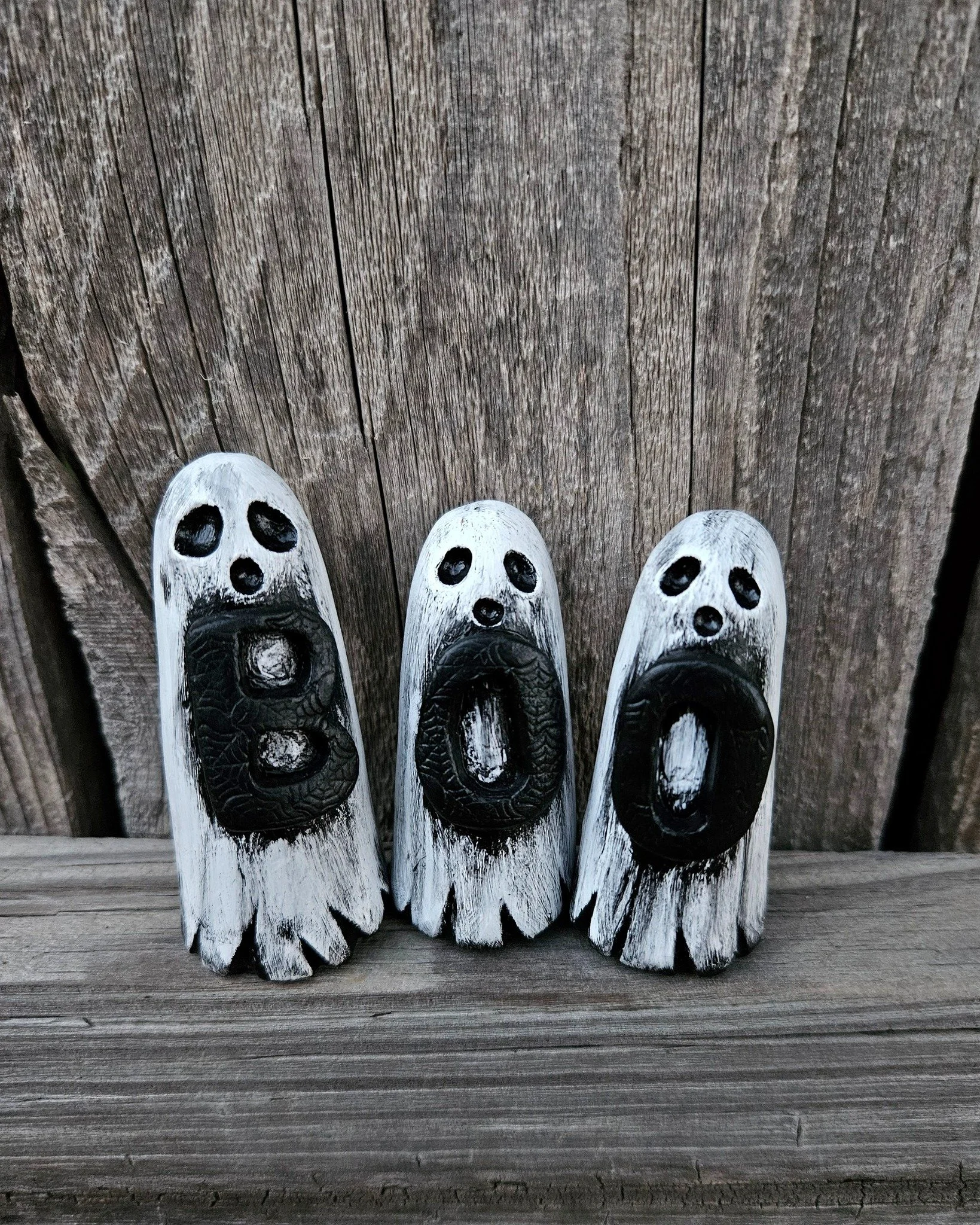 🥀 𝔏𝔬𝔳𝔢 𝔜𝔬𝔲 𝔱𝔬 𝔇𝔢𝔞𝔱𝔥 🥀 Artist Announcement 🎙 @fabledravenclay 

As a self-taught artist, Robin Brock captures the haunting charm of a classic Halloween ghost by combining elements of nature, magic and whimsy. She is inspired bv textur