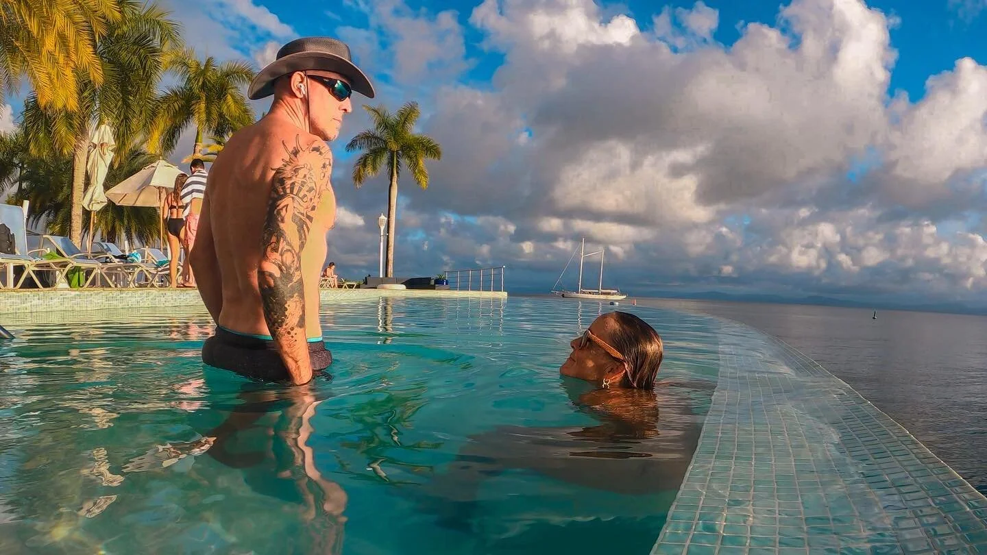 Sadly, after 4.5days offshore with nothing but satellite, our time in Samana mostly consisted of me being on the phone - catching up/touching base while we had decent wifi. 😖
.
Forced a quick dip in the Infiniti pool before sunset (had to get it in 