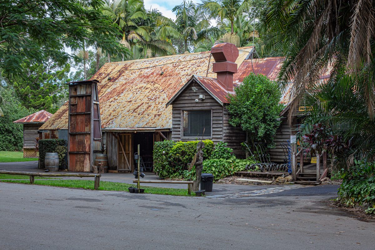 The rustic clubhouse and pro shop at Boomerang Farm