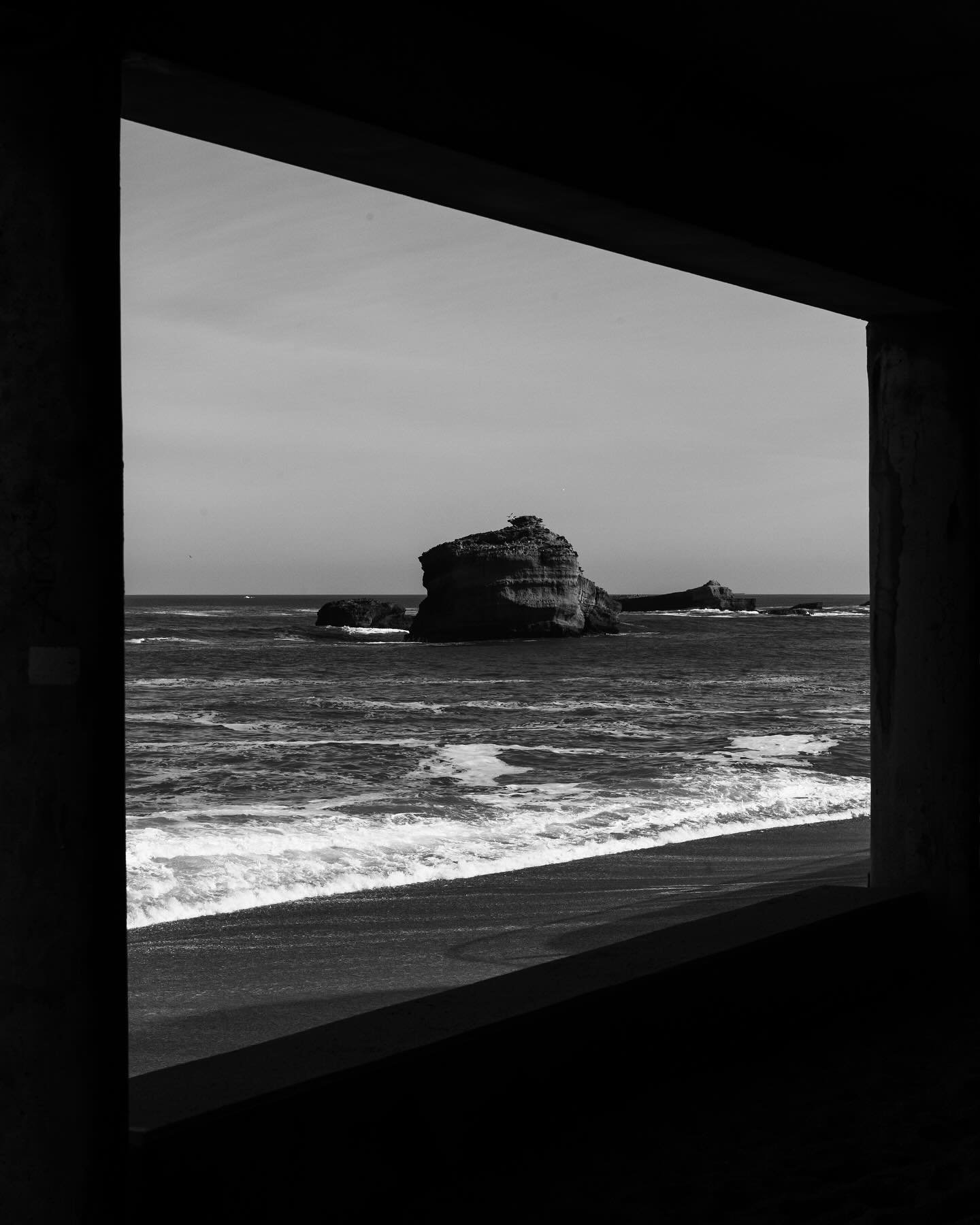 BIARRITZ / FRANCE / 18 670 / 18 579

JE TRANSPIRE EN STUDIO / FAIS MON TRUC EN UNE OU MILLE PRISES / TU TOMBES DESSUS COMME UNE OU MILLE BRIQUES / POURTANT JE SUIS TOUT L&Eacute;GER / JE TE L&rsquo;AVAIS DIT SOUVENT MON STYLE EST IRONIQUE / 16 TRAITS