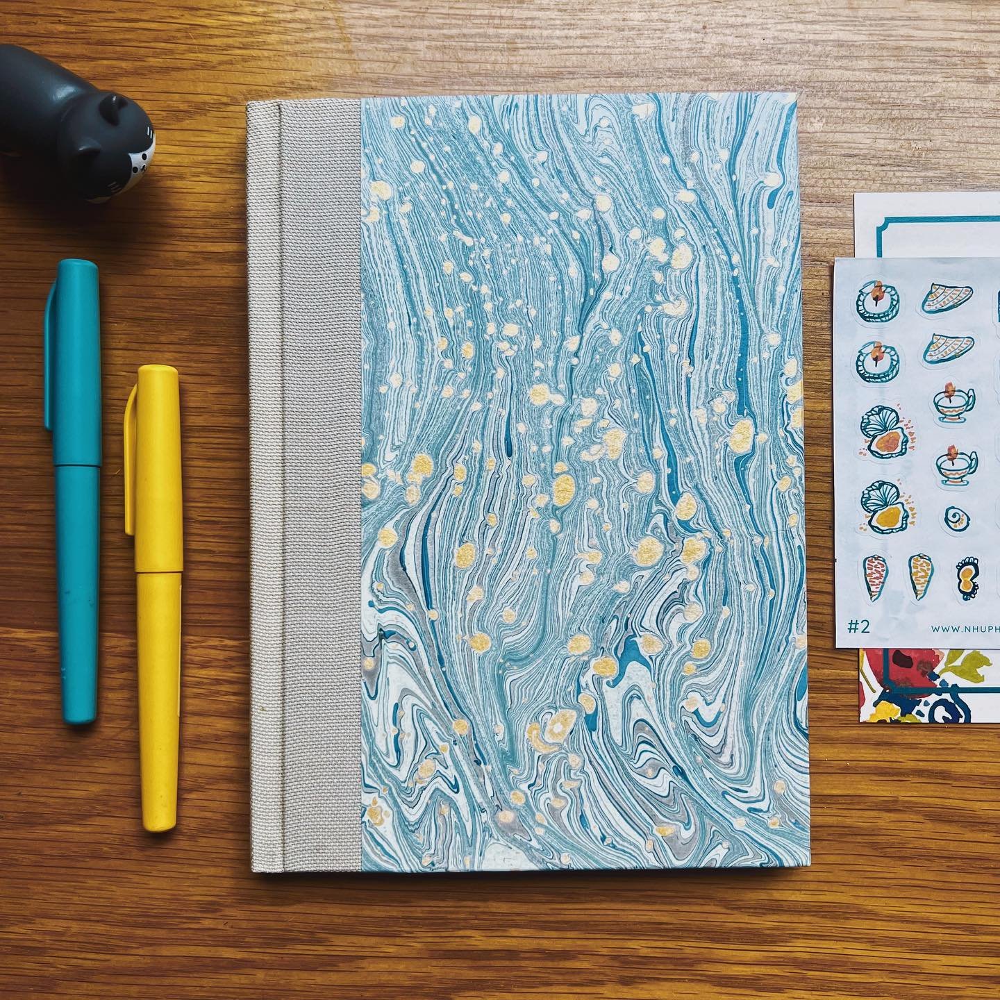 Notebook with water marbling cover by @nhupham.art ✨
She was so kind to produce this pattern upon request, and even experimented a few variations for me to choose from. The water marbling looks absolutely gorgeous in real life, with pretty shimmering