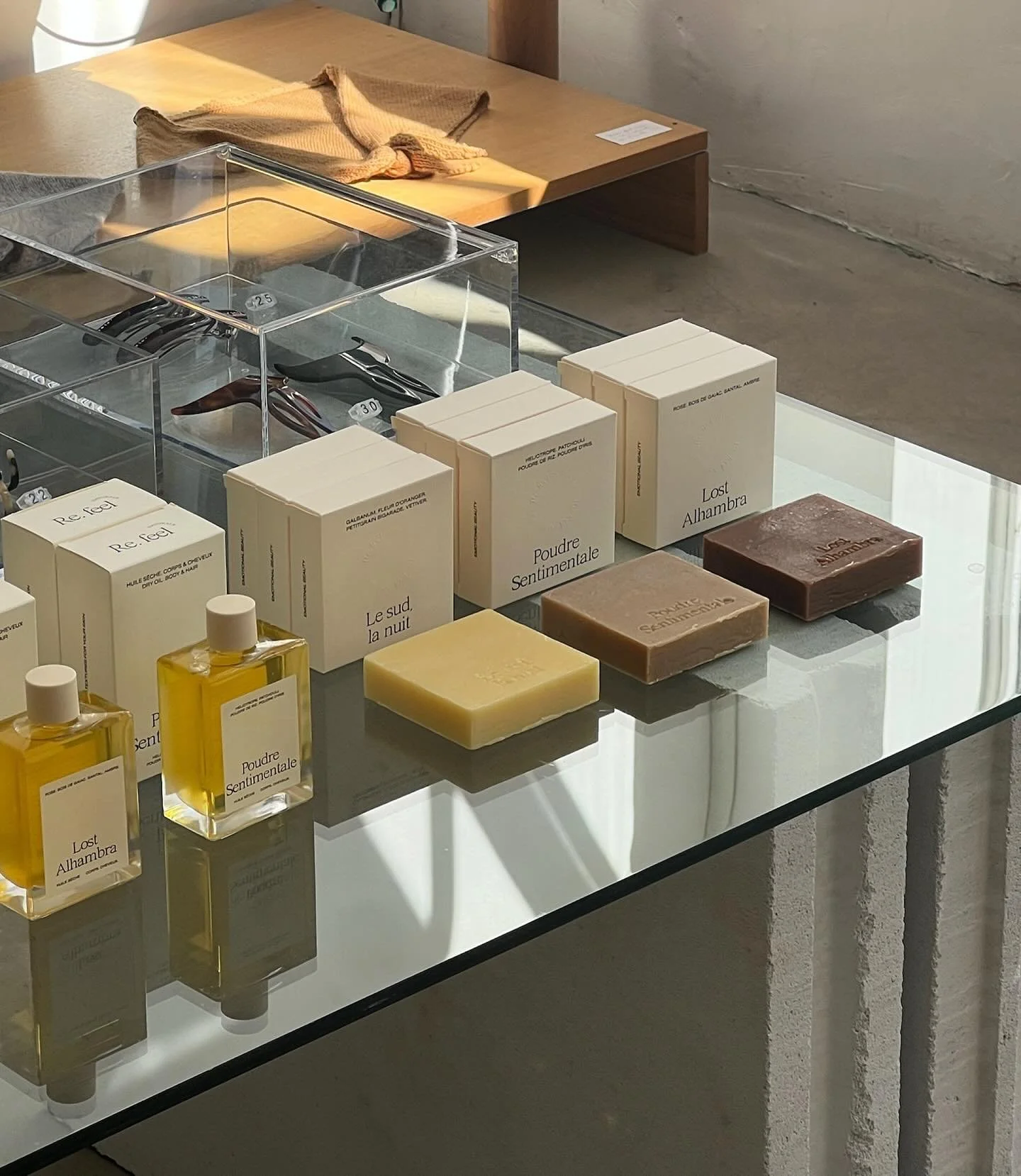 Cette semaine, un r&eacute;assort de nos savons pr&eacute;f&eacute;r&eacute;s @refeelnaturals pour le corps et @mirlo.soap pout le visage , de nombreuses pi&egrave;ces de seconde main qui nous donnent envie de l&rsquo;automne, la nouvelle collection 