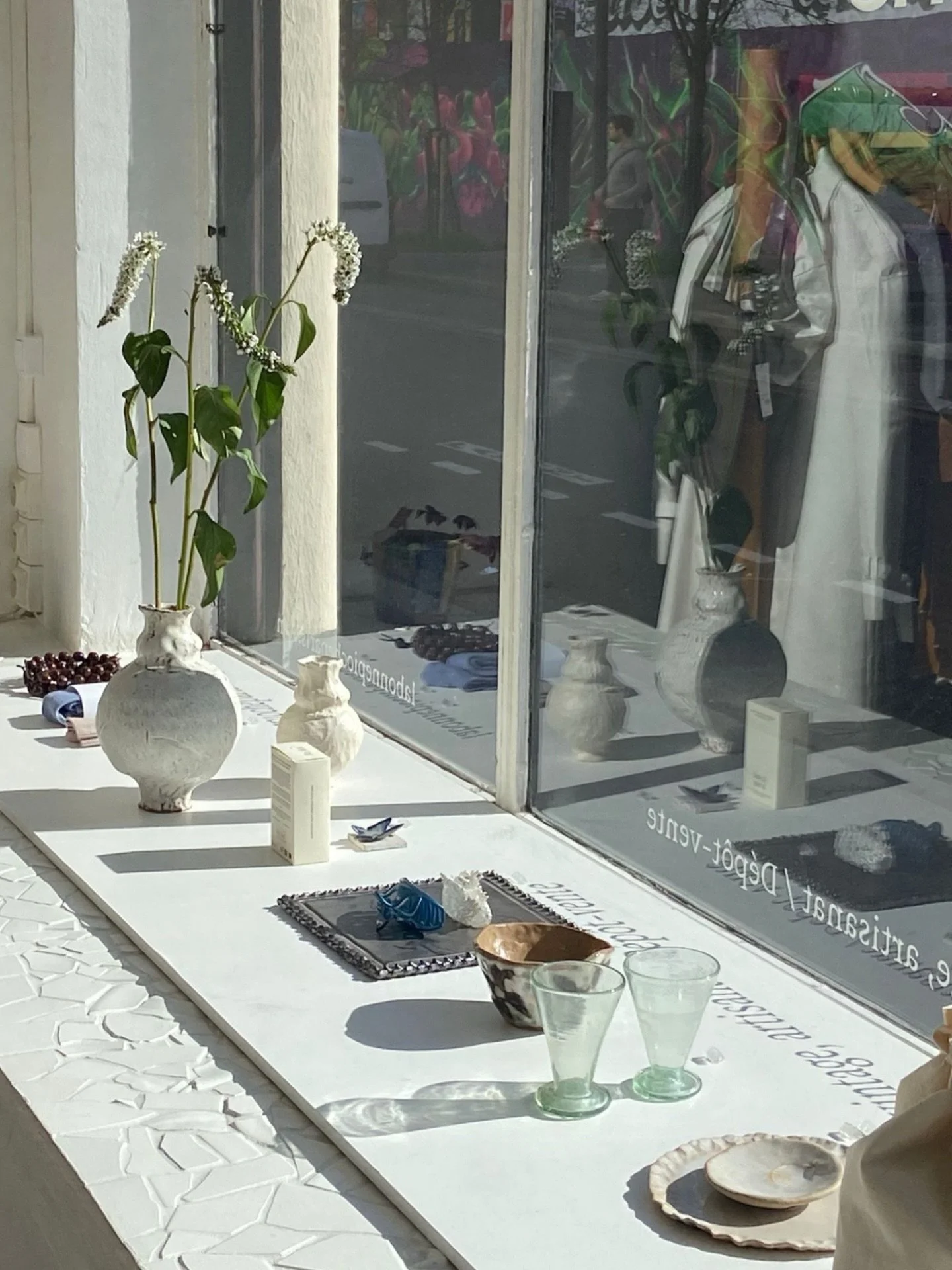 En ce moment &agrave; la boutique 
1) le soleil est de retour au rez-de-chauss&eacute;e 
2) on am&eacute;nage de plus grandes cabines au sous-sol ! 
3) gilet sans manche Agn&egrave;s b.
4) collection printemps @merrma.earth 
5) fin des prix doux avec