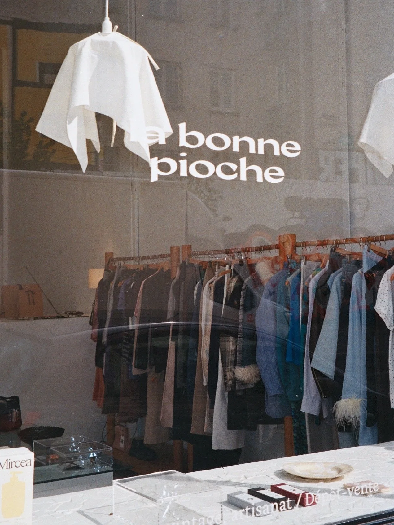 En ce moment &agrave; la boutique&hellip; 
- des nouveaut&eacute;s de printemps qui nous donnent envie de pr&eacute;parer nos looks m&ecirc;me avec 3&bull; dehors 
- nos appliques @annesophiematrella imagin&eacute;es pour nos nouvelles cabines d&rsqu