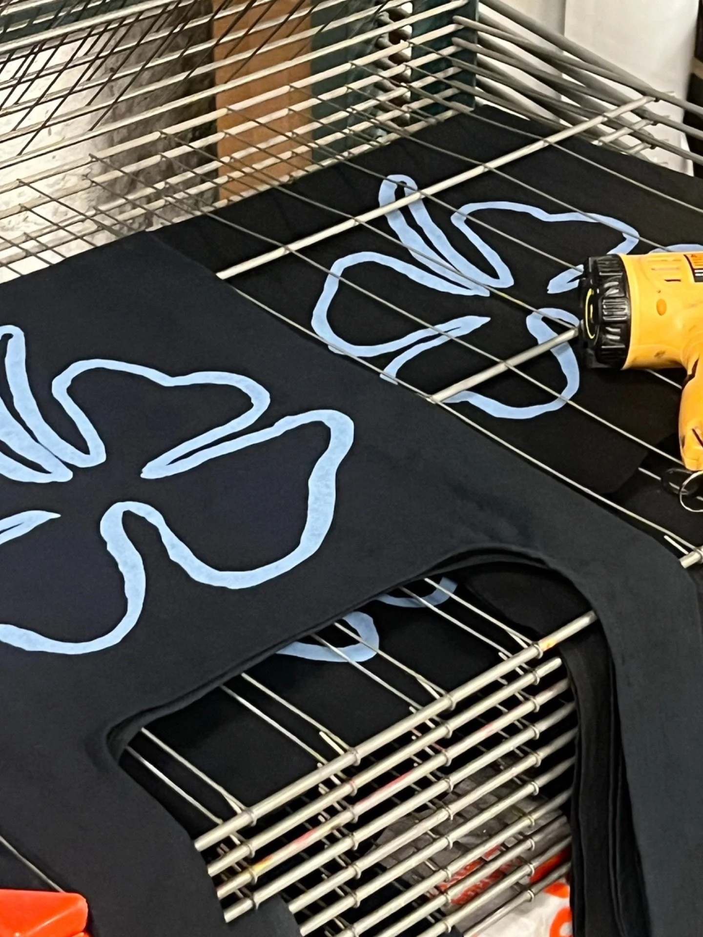 Notre sac de shopping a &eacute;t&eacute; pens&eacute; pour avoir un tr&egrave;s faible impact sur la plan&egrave;te, puisque des tote bags, on en fabrique trop et ils ne sont pas toujours durables. Celui-ci est r&eacute;sistant, fabriqu&eacute; &agr