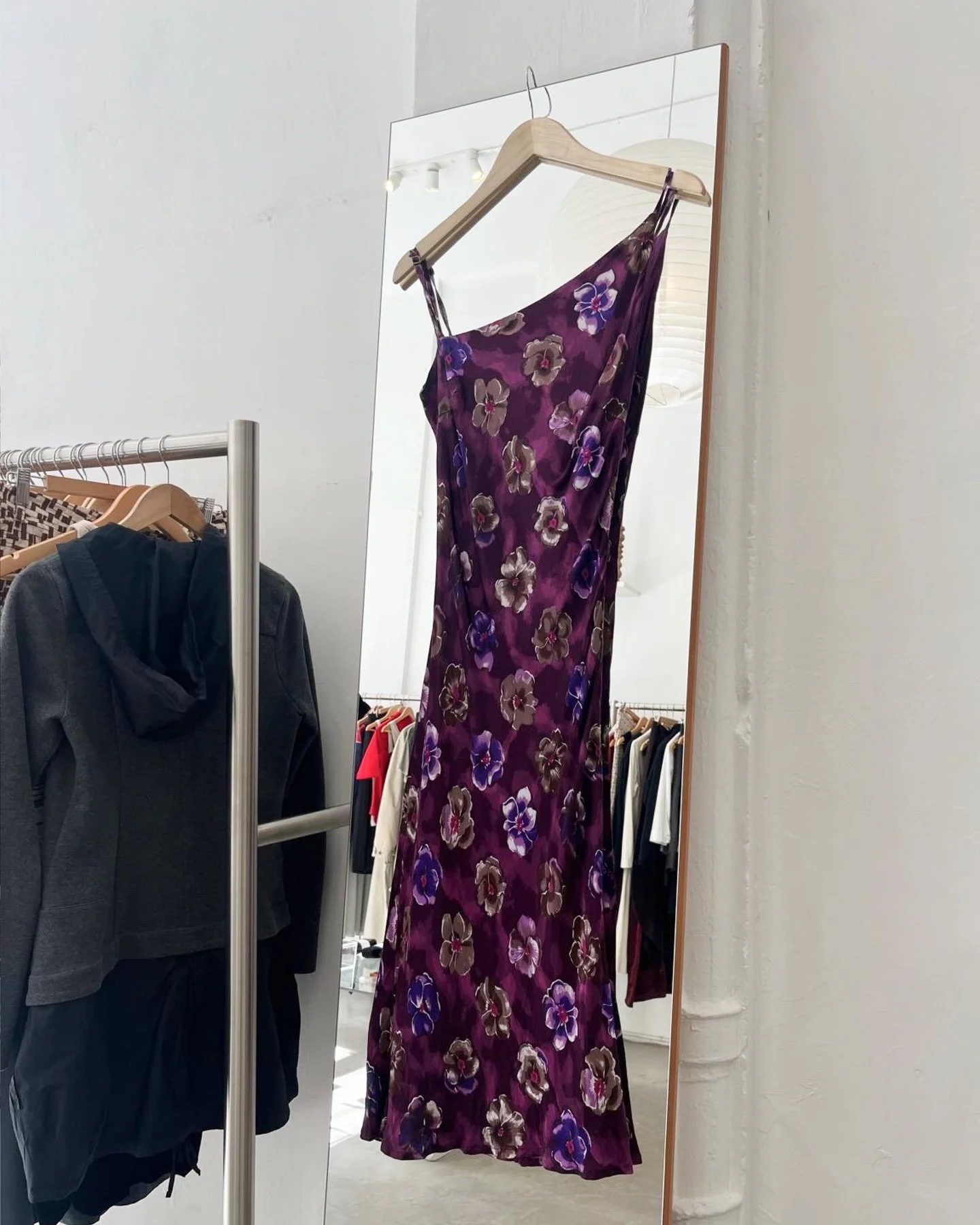 Aper&ccedil;u sur cintre. Des pi&egrave;ces l&eacute;g&egrave;res et solaires pr&ecirc;tes pour les 30 degr&eacute;s annonc&eacute;s cette semaine.

Passez nous voir en boutique pour pr&eacute;parer votre vestiaire d&rsquo;&eacute;t&eacute; !
