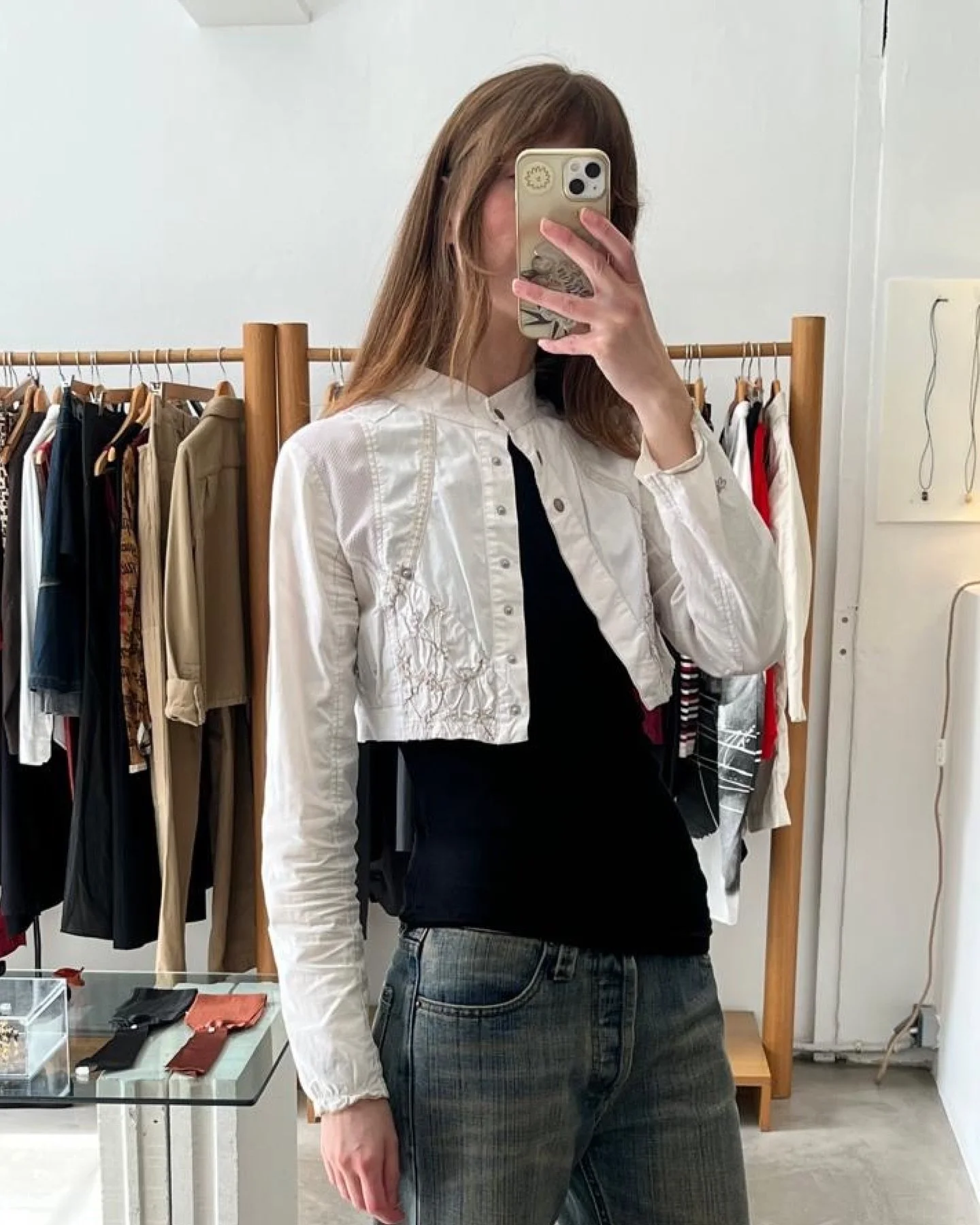 Le dressing personnel d&rsquo;&Eacute;lise. 
Des tenues du quotidien compos&eacute;es &agrave; partir de ses pi&egrave;ces f&eacute;tiches trouv&eacute;es &agrave; la boutique ou chin&eacute;es par ses soins. Retrouvez des v&ecirc;tements similaires 