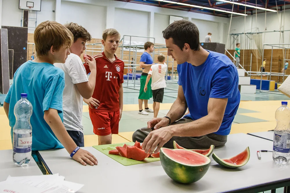 kinder-essen-wassermelone-mit-trainer.jpg