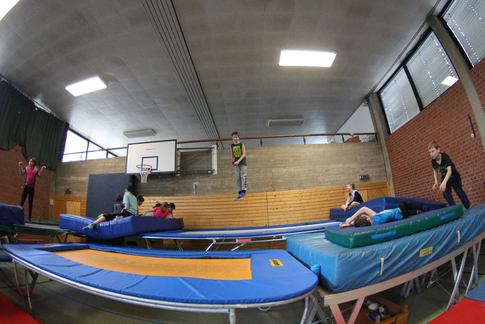 kinder-auf-trampolin.jpg