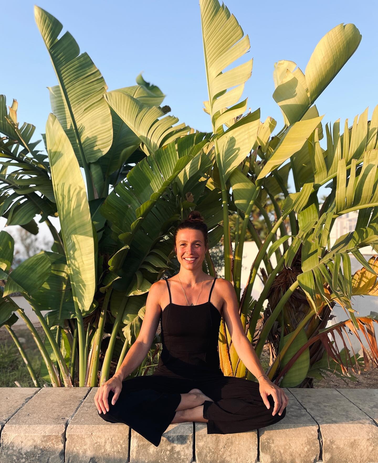 🌴🍌🐒🧘🏽&zwj;♀️ 

#yoga #sukhasana #sunset #malta #yogainspiration #yogateacher #banana #palmtrees