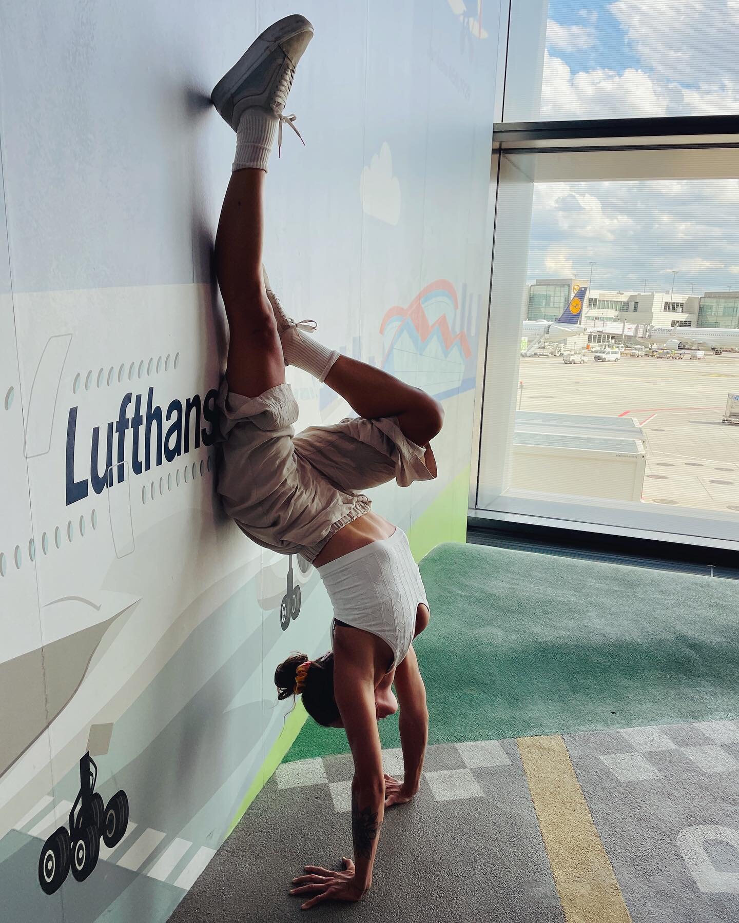 🤸&zwj;♀️ Using every playground 🤸&zwj;♀️

#handstand #practiceeverywhere #yogainspiration #hollowback #inversion #airport #playground #yogapractice #yoga #training