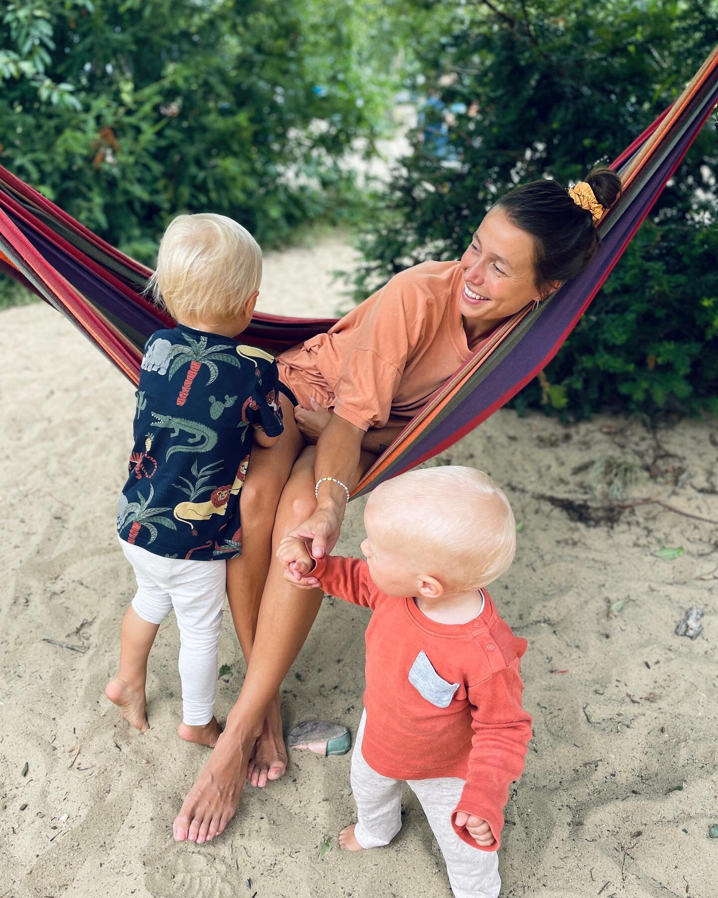 If you need some instant relaxation - find yourself a hammock 🦥🧘&zwj;♀️🌈

#relax #hammock #familytime #timewithkids #inhale #exhale #hamburg #playtime #hangout