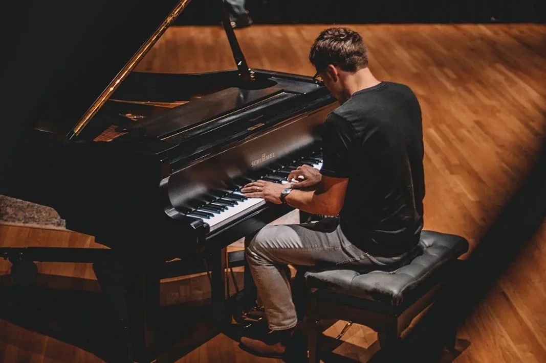 Solo Piano @ Fiola