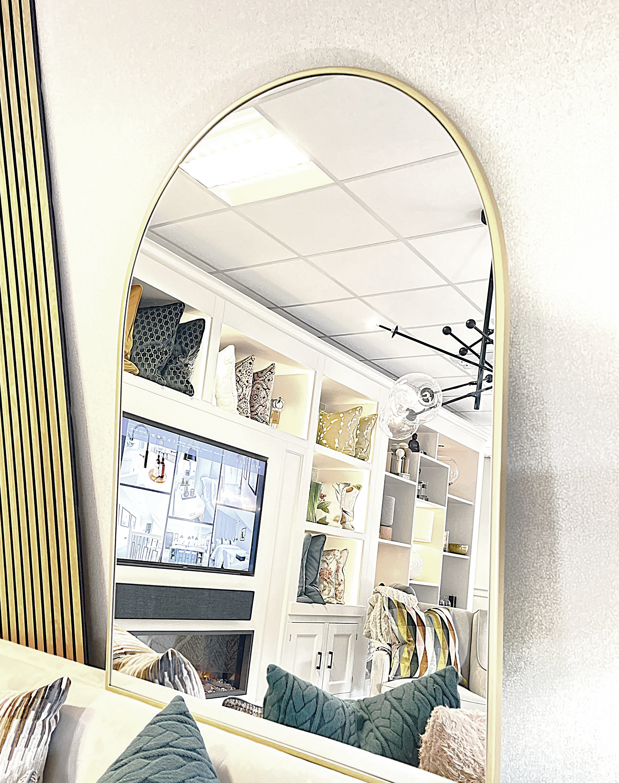 SHOWROOM MIRROR.png