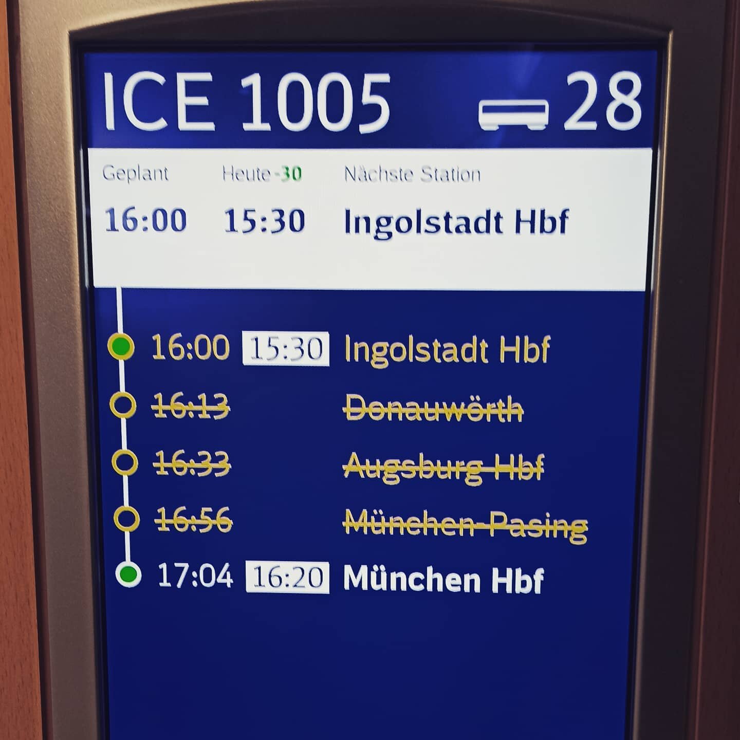 Sachen gibt's 😳. Heute hat sich der Zug verfahren. Kein Umweg, sondern eine Abk&uuml;rzung. Ich komme 45 Minuten eher an. Eine Verfr&uuml;hung!🥳

#dbfernverkehr #verfr&uuml;ht #sachengibts #unterwegs #zeitgewinnen #kannjamalpassieren