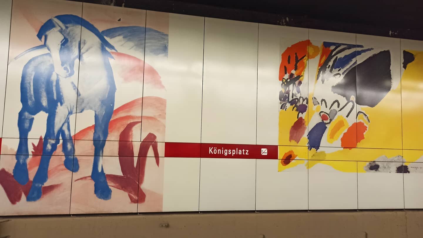 Hier im Untergrund 🚇 ist sogar Warten sch&ouml;n🎨🖌️ 
Ich spaziere in Gedanken nach Murnau🏞️ und dann schimpfe &uuml;ber Kandinsky, der malende Frauen als Terpentin-Weiber bezeichnete😤.

#kunsttutgut #wartenaufdiebahn #warten #geduld #tr&auml;ume