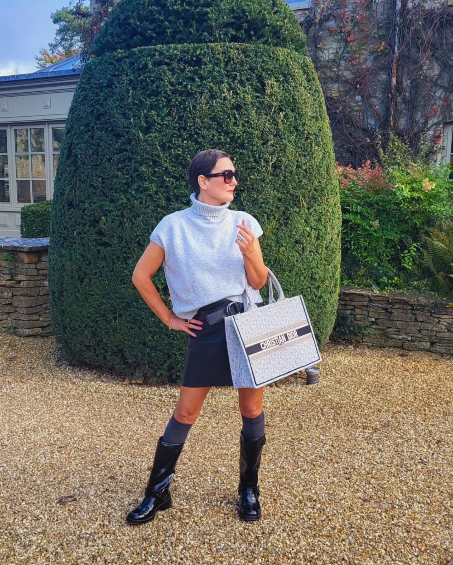 Autumn vibes!🍁🍂🌿 A gorgeous stay in a stunning place @calcot_and_spa, who went above and beyond to spoil us. 💞
Jumper @zara 
Skirt @zara 
Boots @hm 
Tote @dior 
#midweekbreak 
#cotswolds 
#autumnvibes 
#londonstylist #cardiffstylist #southweststy