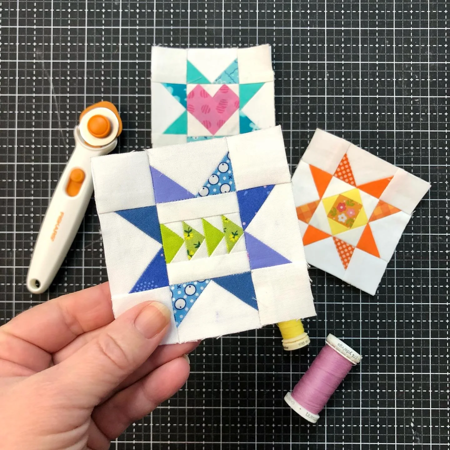 Mini Scrappy Stars are coming soon! 😍❤️😍❤️ Look for more info on Friday. There will be 8 different Scrappy Star size options! (It&rsquo;s actually a bit crazy.)

#scrappystars #scrappystarfoundationpad #foundationpaperpiecing #tinypiecing #scrapqui