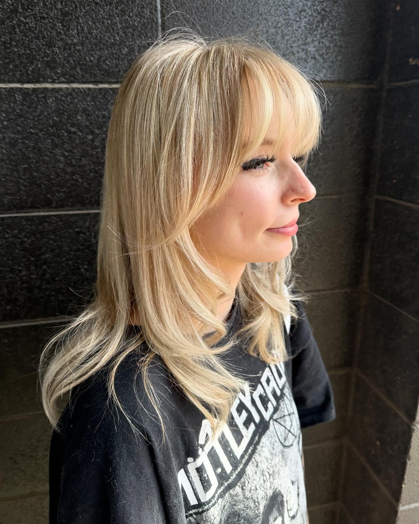 Find out if blondes really do have more fun this summer☀️
LIVING for this colour, haircut and bouncy style. 😍

Done by Kelsie✨