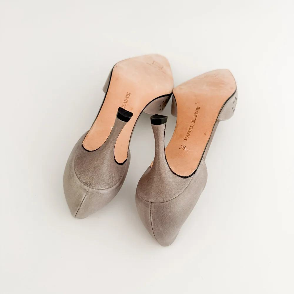 靴 MANOLO BLAHNIK 36 Manolo Blahnik Grey Leather Cutout Heels (IT 36) — sororité.