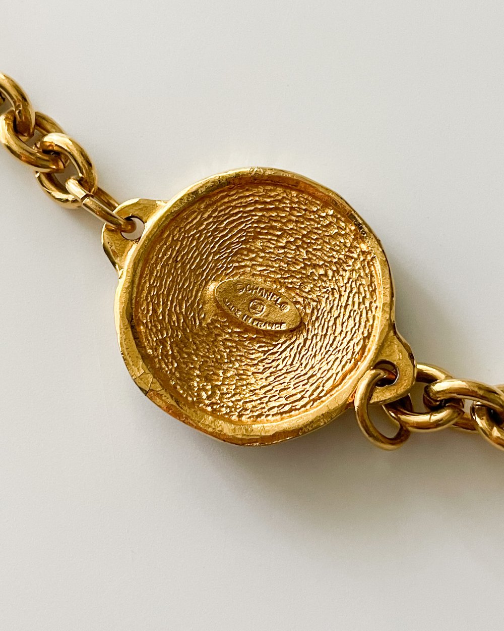 Chanel RARE Vintage 1980's Gold CHANEL 31 RUE CAMBON PARIS Medallion  Chain Belt — sororité.