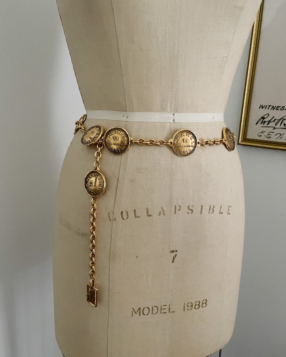 Chanel RARE Vintage 1980's Gold CHANEL 31 RUE CAMBON PARIS Medallion  Chain Belt — sororité.