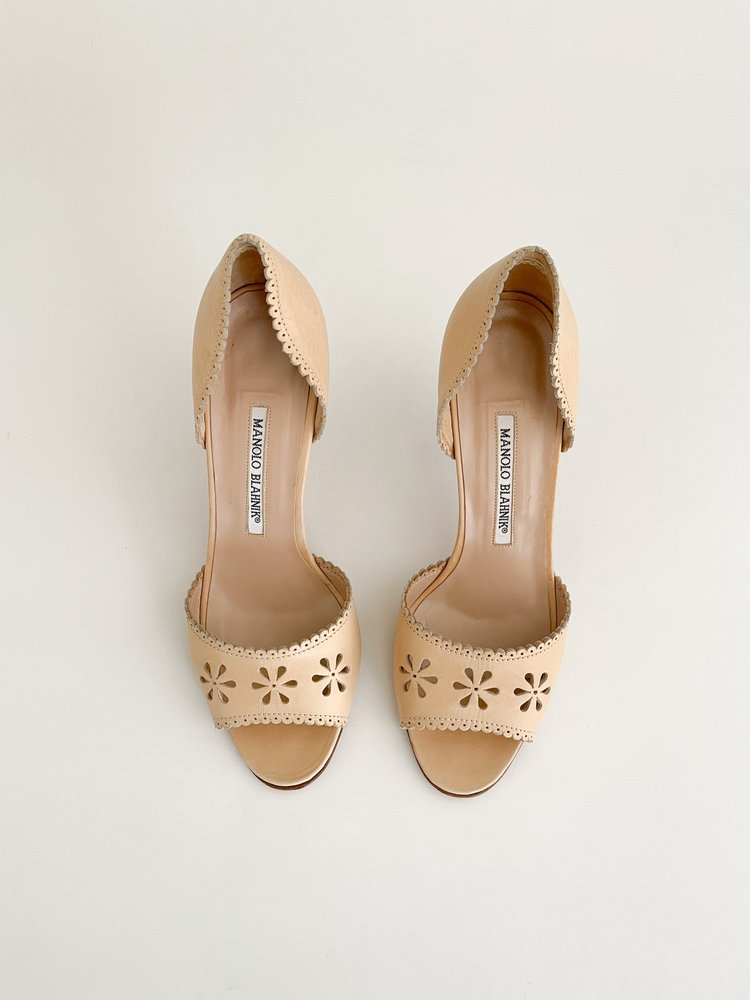 Manolo Blahnik Iconic Cream Eyelet Leather Heels (US 7.5 / IT 37) — sororité.