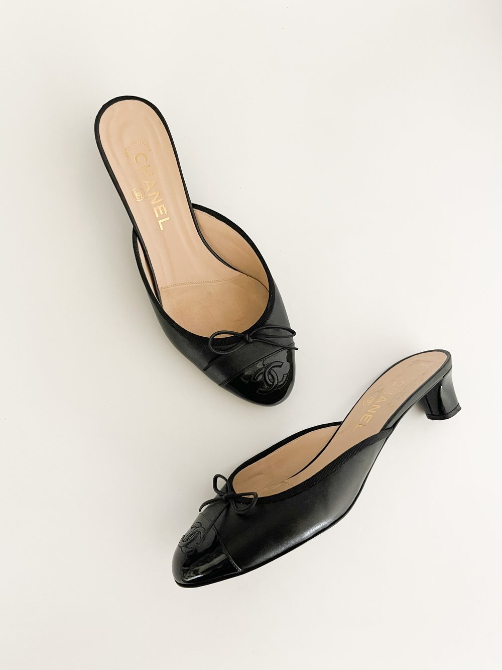 Chanel CC Tan & Black Mule Kitten Heels (US 7.5 / IT 37.5) — sororité.