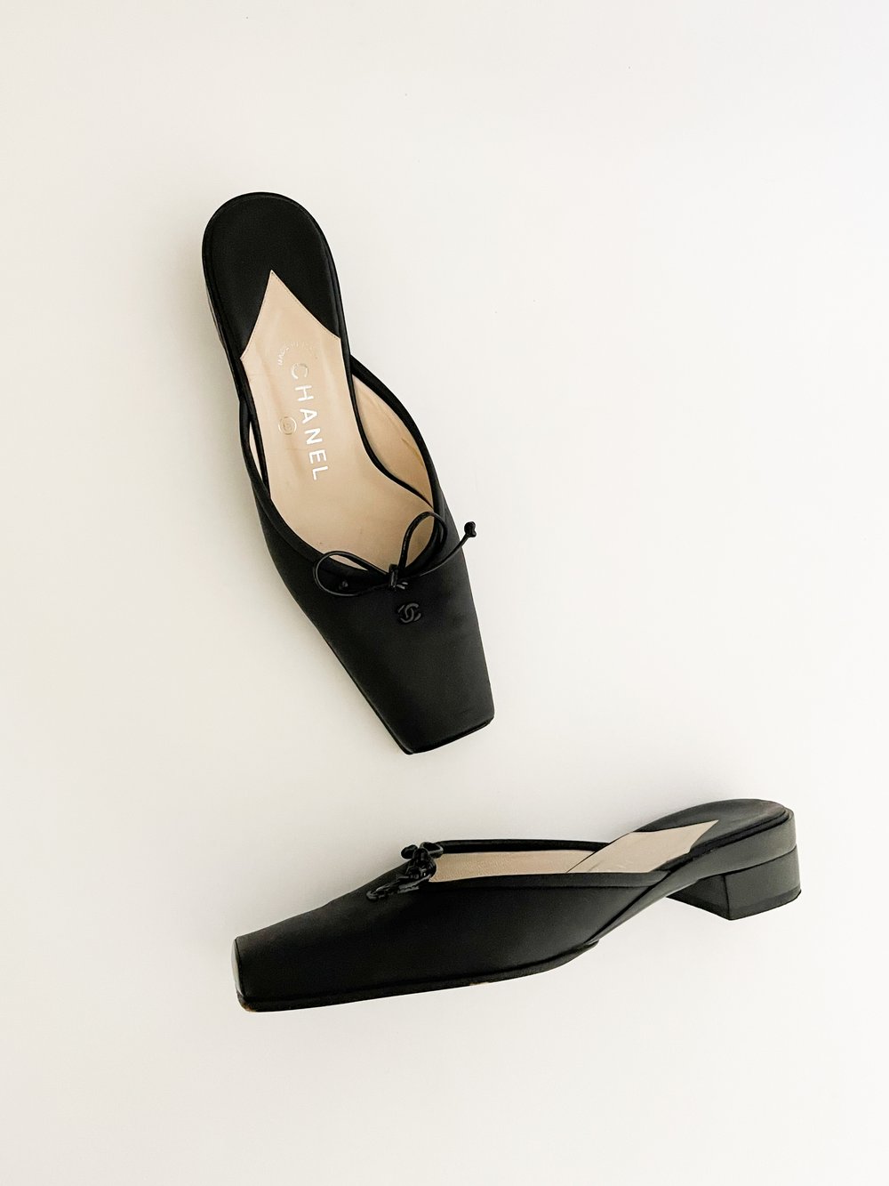 Chanel 2000 CC Bow Black Leather Square Toe Kitten Mule Heels (US 9 / IT  39.5) — sororité.