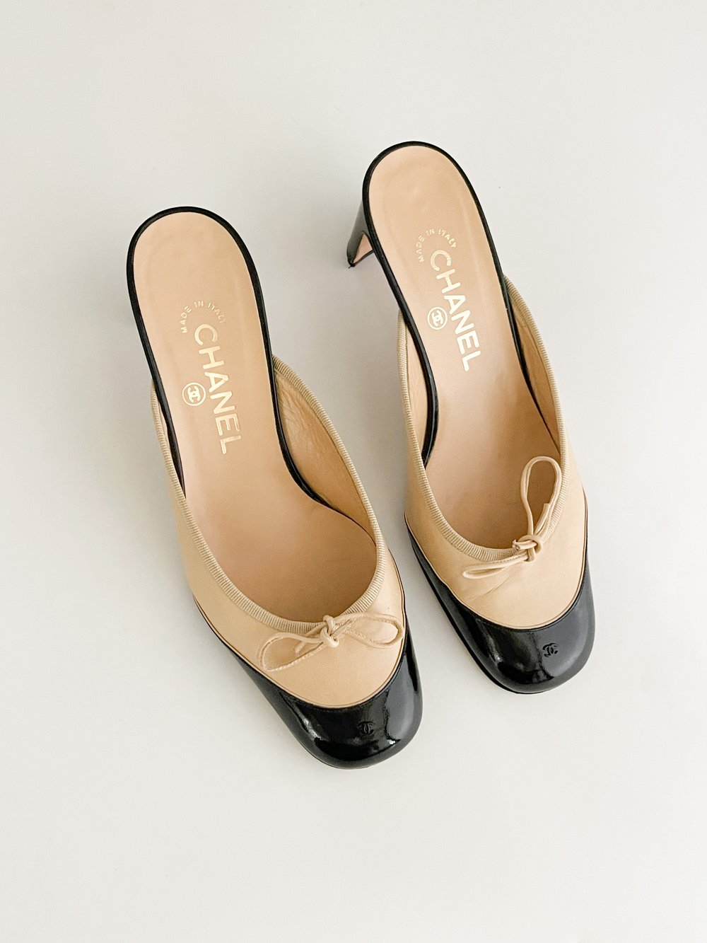 Chanel CC Tan & Black Mule Kitten Heels (US 7.5 / IT 37.5) — sororité.