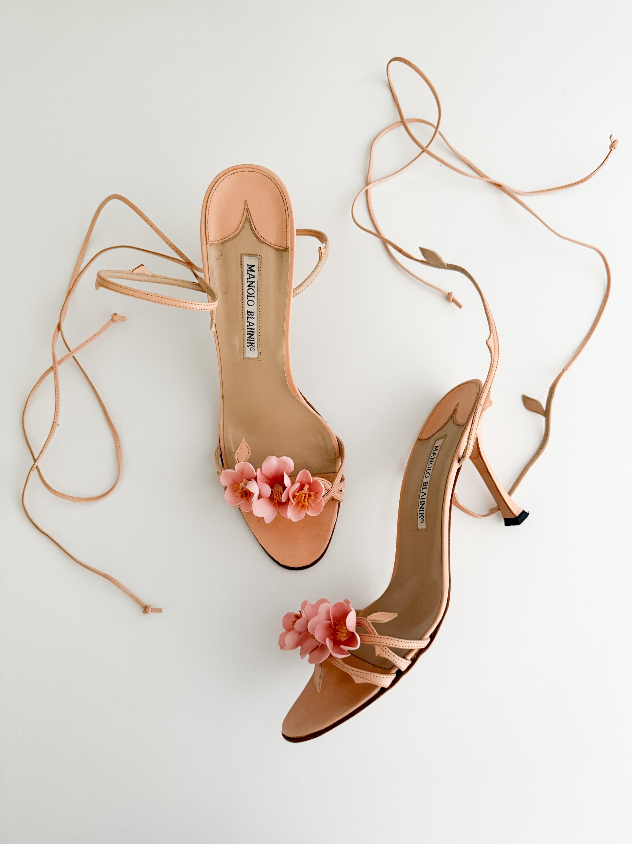 Manolo Blahnik Metallic Pearlescent Shell Thong Sandal Heels Manolo Blahnik Metallic Pearlescent Shell Thong Sandal Heels