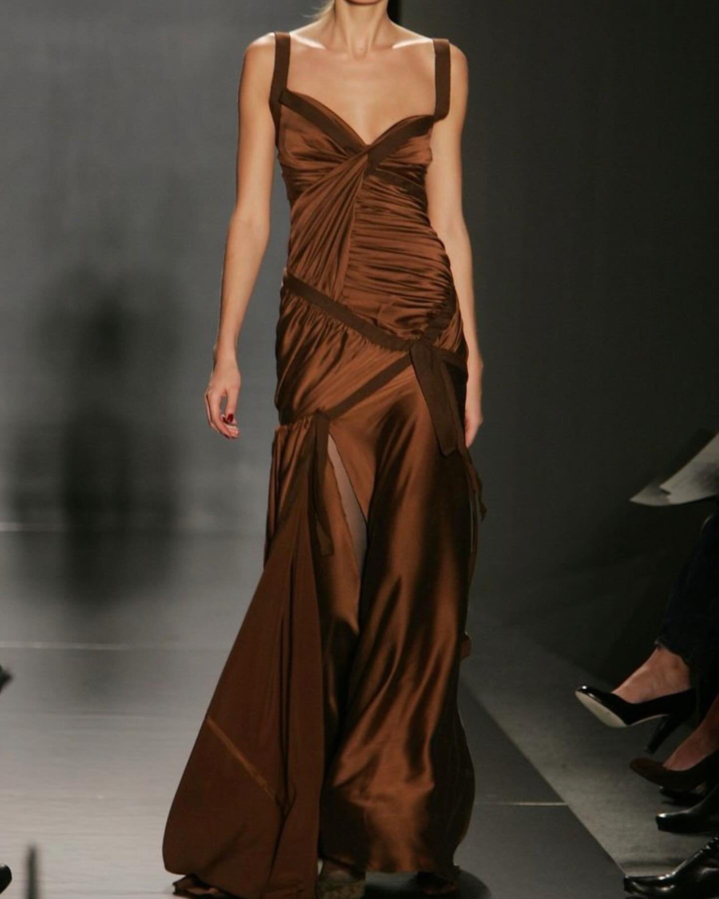 A preview into our Private Collection: a Donna Karan F/W 2005 silk evening gown ☕️ This gown style was worn by Carolyn Murphy at the 2005 Met Gala and is also housed at the Philadelphia Musuem of Art. The collection was dubbed &ldquo;Manhattan Rush&r