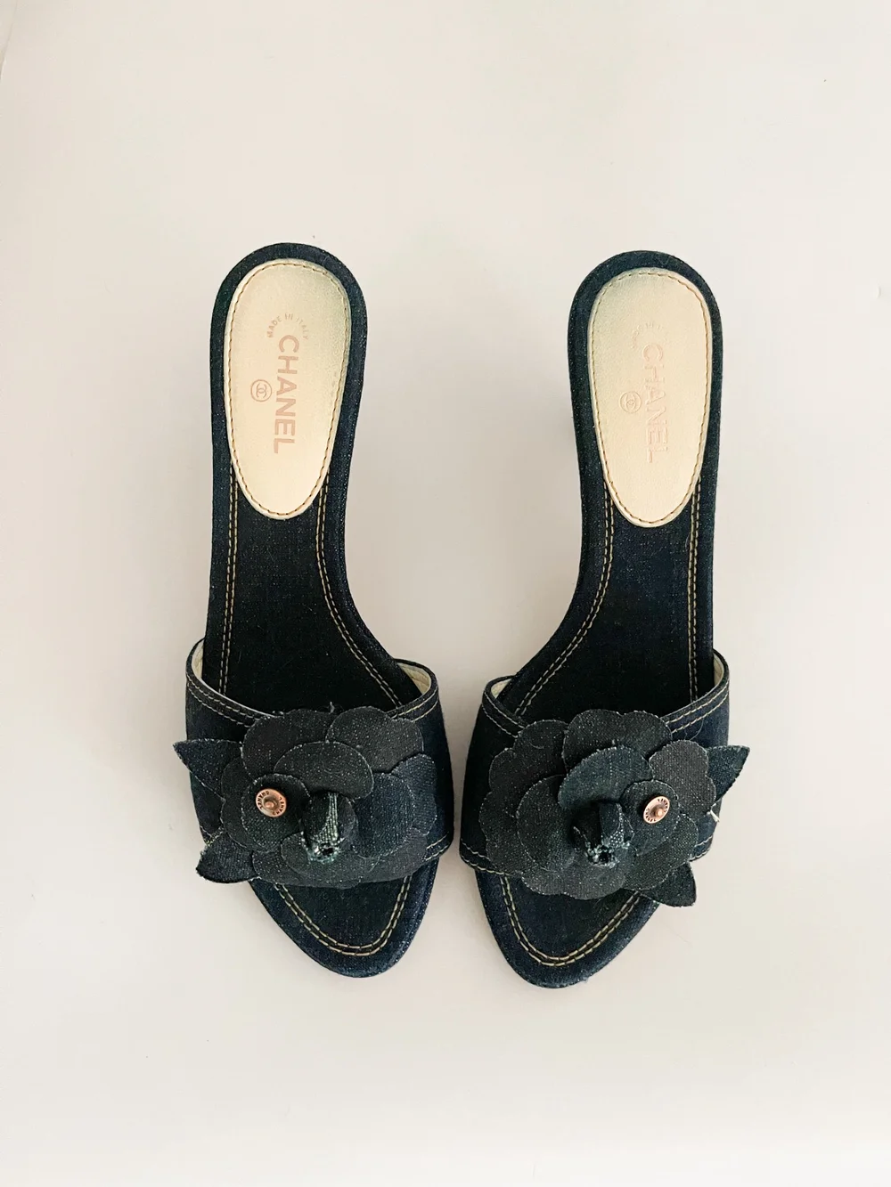 靴 Vintage Chanel Denim Camellia Sandals 38 CHANEL 38 Flat Sandals Flip Flop Denim CC Logo Slides