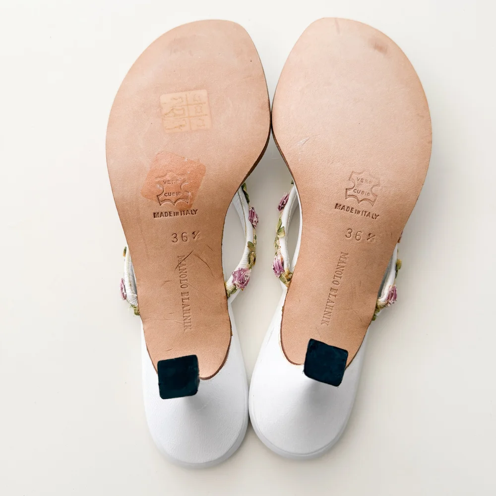 MANOLO BLAHNIK フラワー装飾 サンダル Manolo Blahnik White Floral Kitten Sandal Heels (IT 36.5