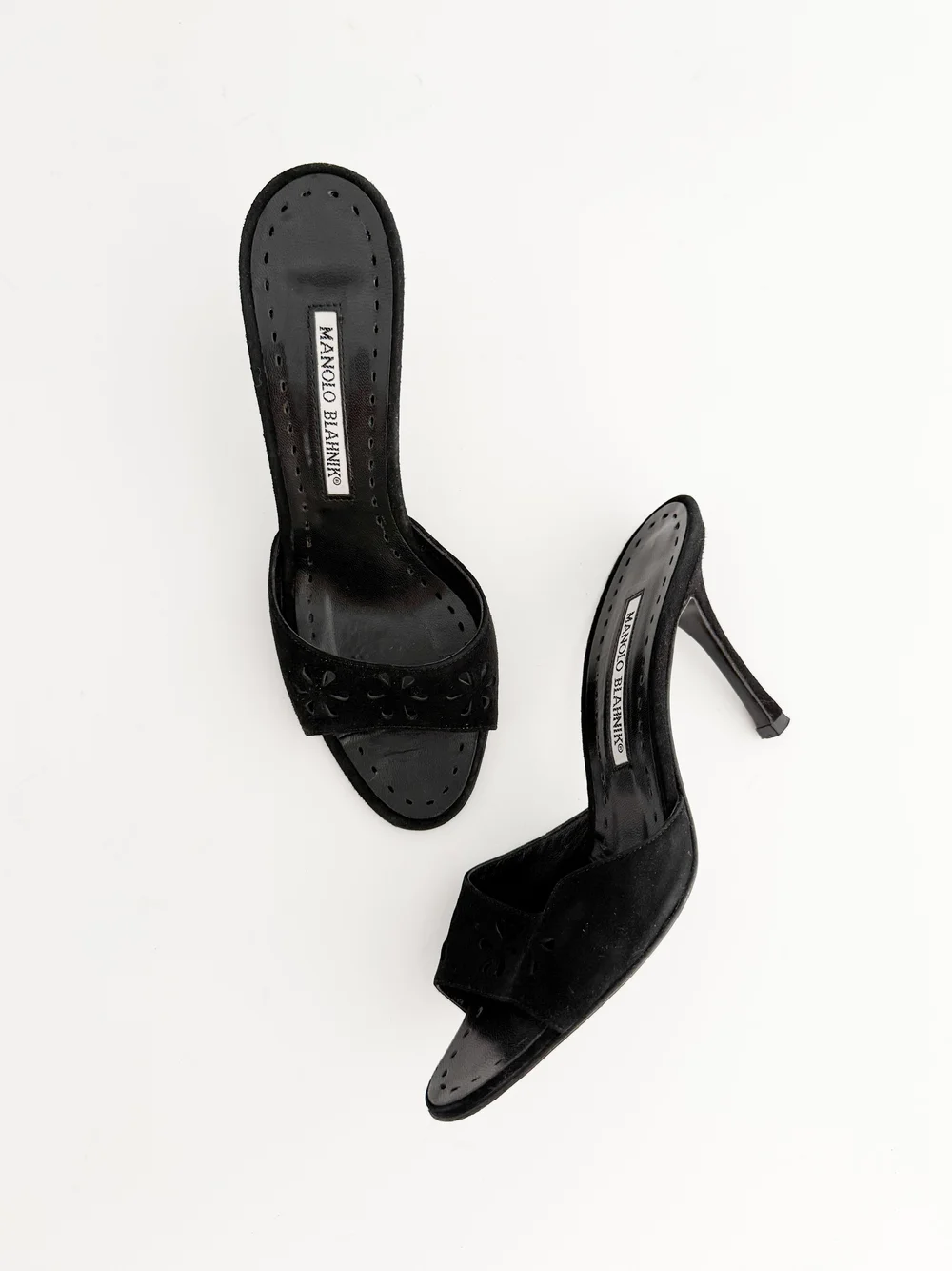 【新品】MANOLO BLAHNIK LISTONY スエード37 Manolo Blahnik Iconic Black Suede Leather Eyelet Sandal