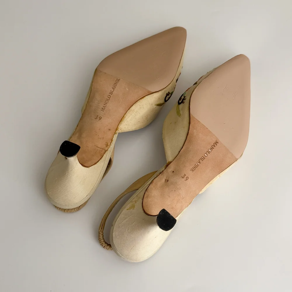 【最終値下げ】美品MANOLO BLAHNIK ベージュ ミュール Manolo Blahnik Beige Floral Bow Embroidered Mule Heels (US 8.5