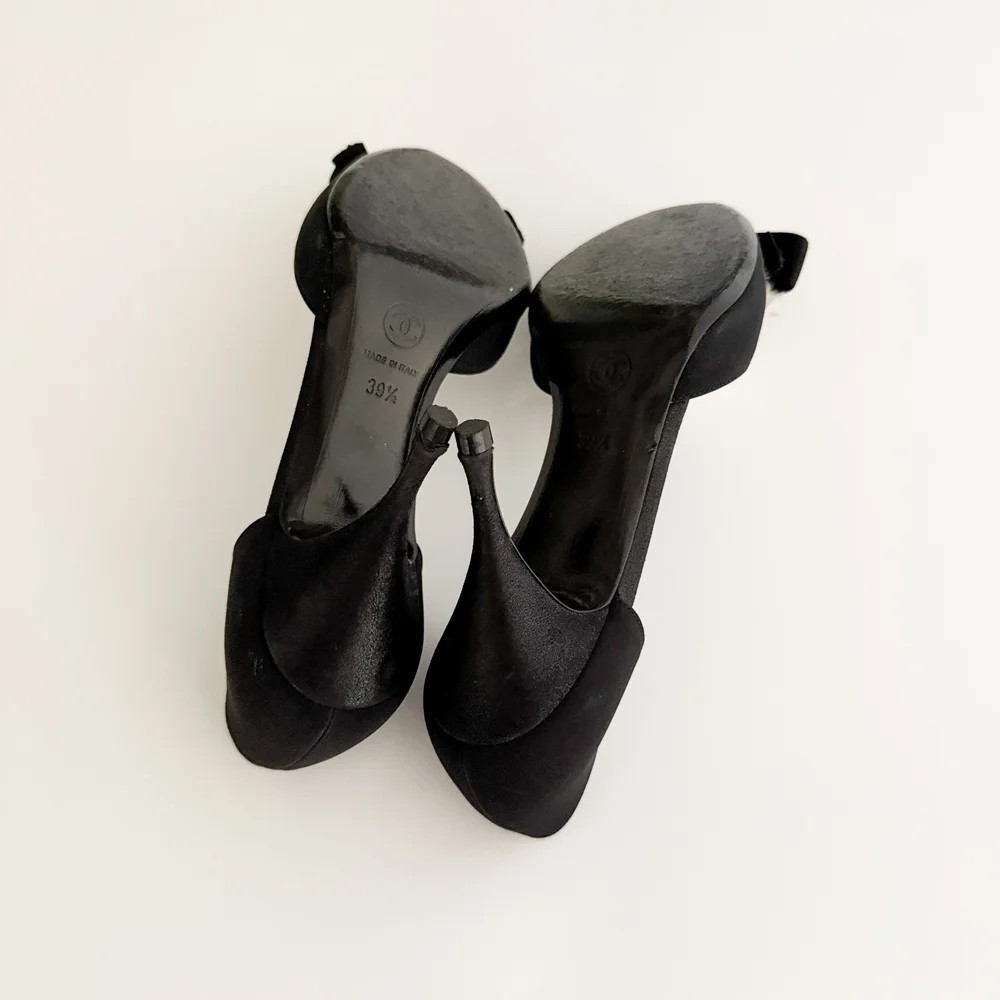 CHANEL アイボリー/ブラック ヒールシューズ36 1/2 Chanel Iconic Camellia Black & Ivory Heels (US 7 / IT 37