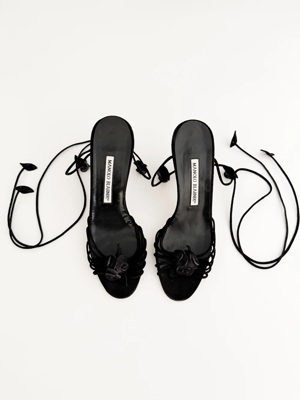 Manolo Blahnik リボンサンダル Manolo Blahnik Vintage Black Suede Rosette Ankle Wrap Sandal