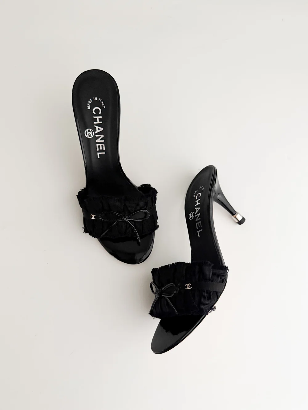 Chanel ブラック スエード ハイヒール Chanel Iconic 