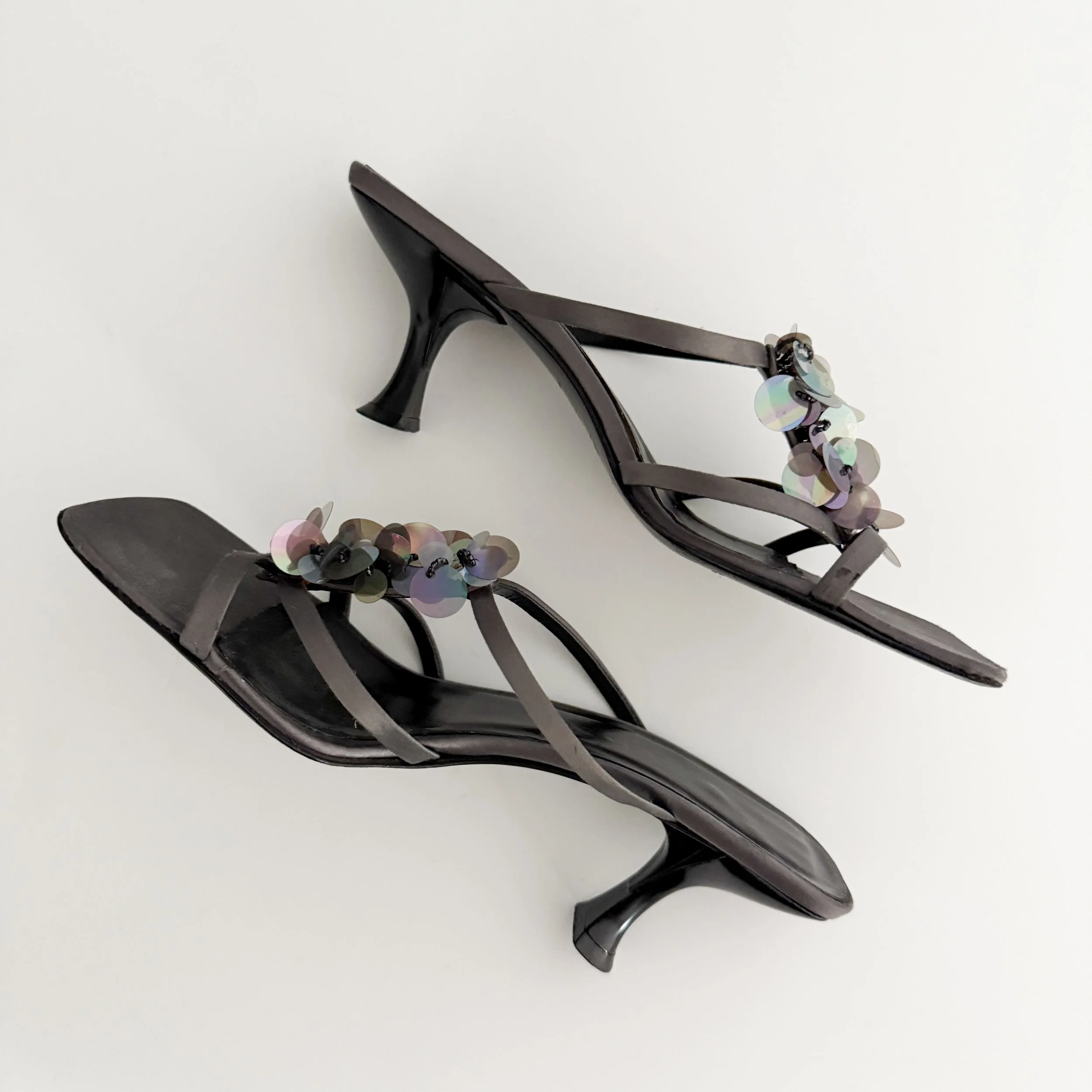 CHANEL カメリア　ローヒール Chanel 2007 Iconic Camellia Ivory & Black Sandal Heels (US
