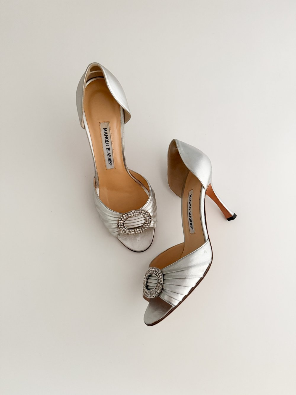 MANOLO BLAHNIK LISTONYシルバー Manolo Blahnik Iconic Silver D'Orsay Rhinestone Heels - As Seen On
