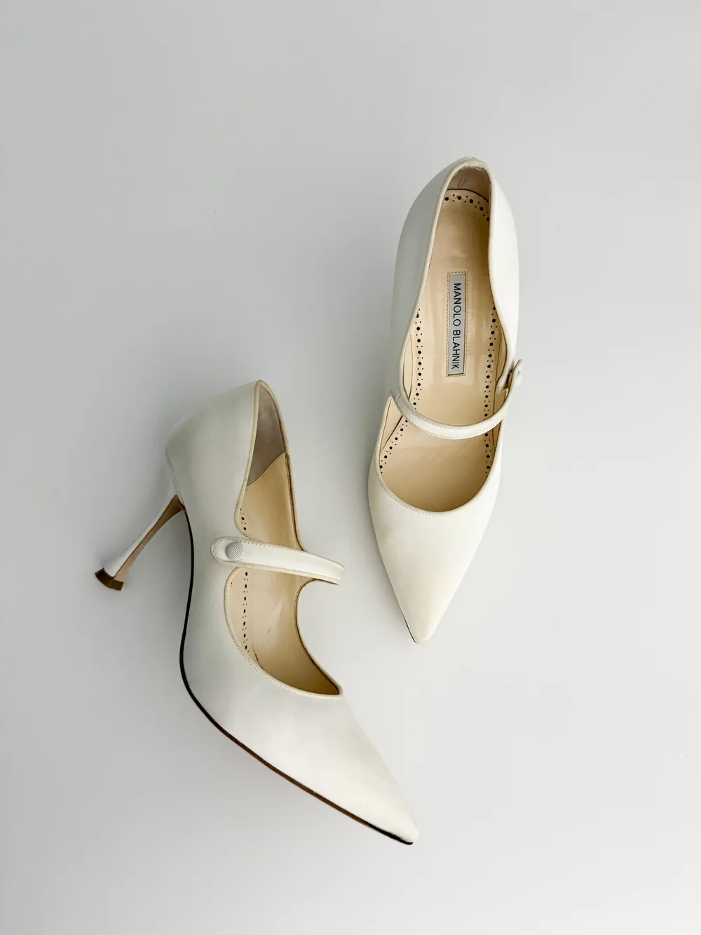 MANOLO BLAHNIK クリーム色 ハイヒール Manolo Blahnik Iconic Ivory Satin Mary Jane Heels (US 8.5 / IT 39