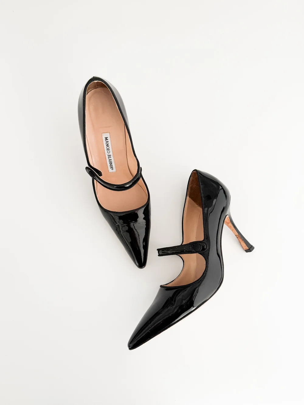 37 Manolo Blahnik メリージェーン パンプス 黒　エナメル Manolo Blahnik Iconic Black Patent Leather Mary Jane Heels
