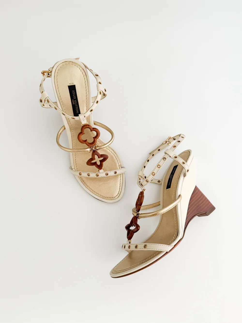 LOUIS VUITTON スエード ハイヒール バックストラップ フラワー
【 LOUIS VUITTON - LOUISVUITTON ヴィトン LVロゴ チェーン