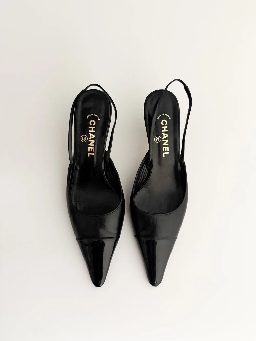 CHANEL シルク　パンプス Chanel Iconic Vintage Black Toe Cap Leather Kitten Slingback Heels