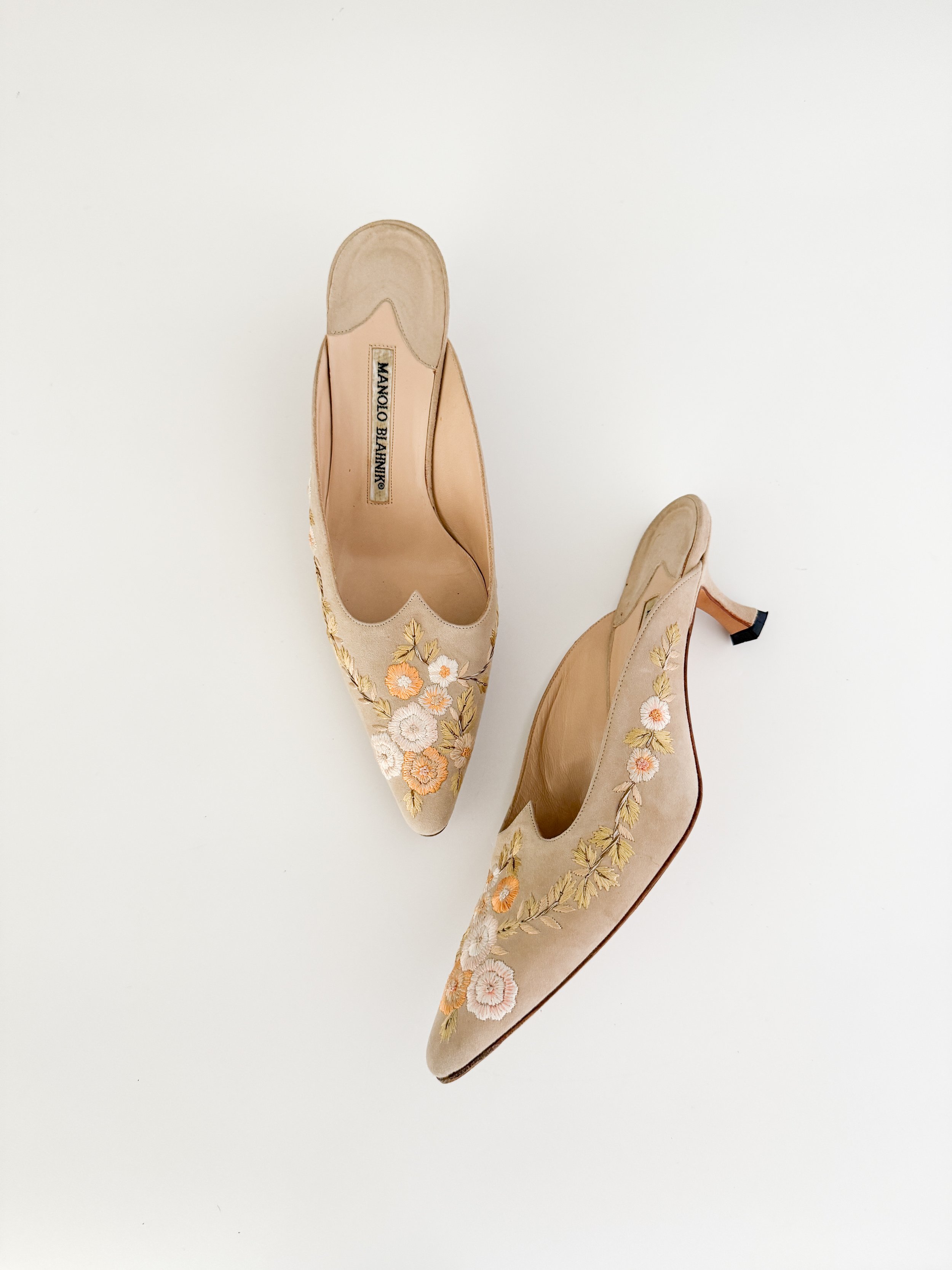 Manolo Blahnik White Cutout Slingback Mule Heels (US 8 / IT Manolo Blahnik White Cutout Slingback Mule Heels (US 8 / IT
