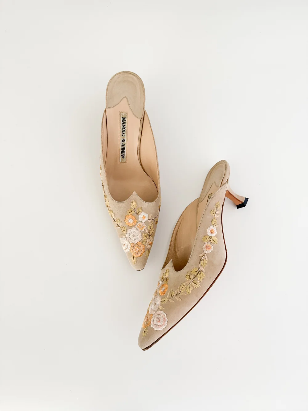 Manolo Blahnik 刺繍　ヒール Manolo Blahnik Floral Embroidered Slingback Mule Heels (IT